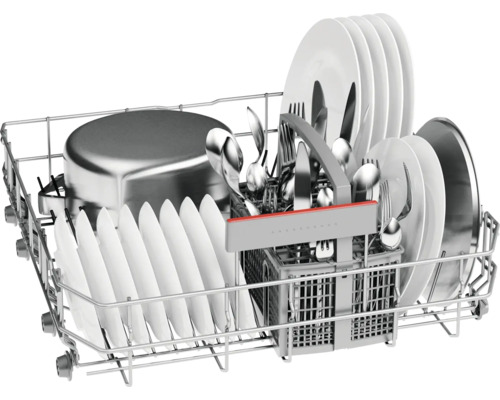 Geschirrspülerkorb gefüllt mit Tellern, Besteck und einem Topf