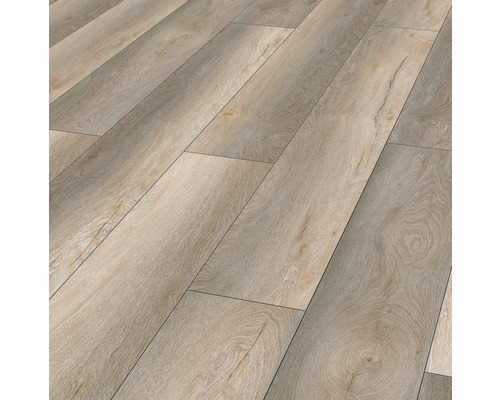 Verlegter Laminatboden in Holzoptik.