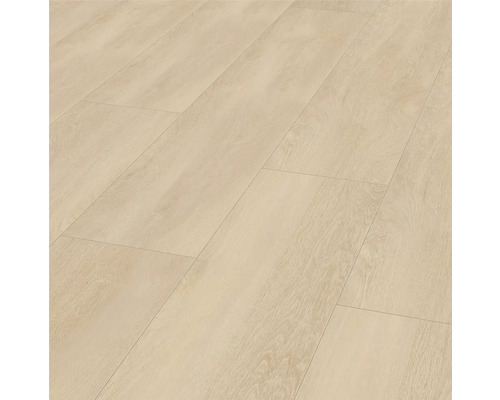 Verlegte helle Laminatbodenpaneele mit Holzstruktur