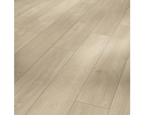 Heller Laminatboden mit Holzoptik
