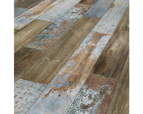 Verlegtes Laminat mit Holz- und Metalleffekt.