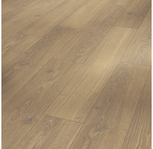 Nahaufnahme von verlegtem Laminatboden in Holzoptik