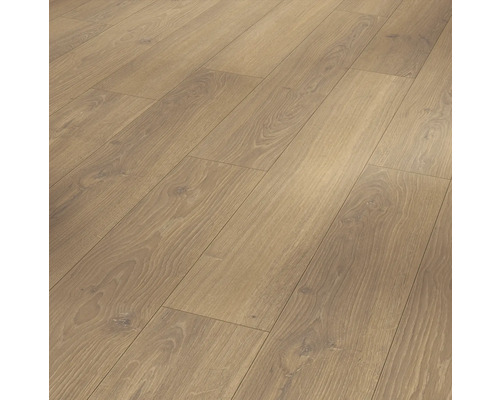 Nahaufnahme von verlegtem Laminatboden in Holzoptik