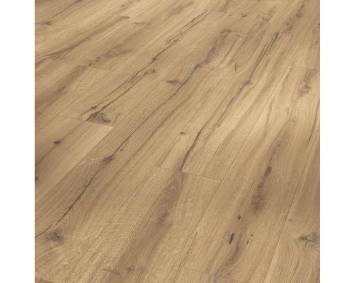 Verlegtes Laminat mit Holzoptik.
