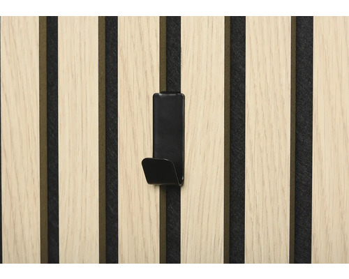 Schwarzer Metallhaken an einer Holzpaneelwand