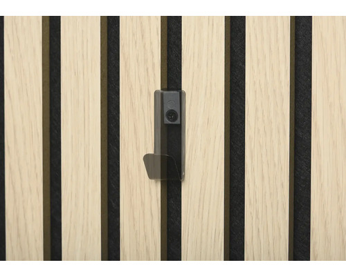 Nahaufnahme einer Akustikplatte mit einem daran befestigten Haken zur Schallabsorption