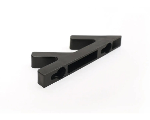 Schwarzes Kunststoff-Anbauteil mit Aussparungen