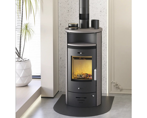 Kaminofen im Wohnzimmer mit Brennholz