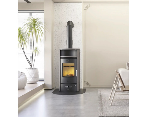 Kaminofen im Wohnzimmer mit Dekoration und Möbeln.