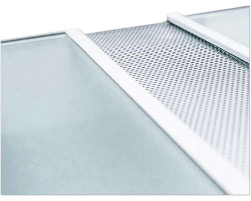 Detailansicht eines Glaspaneels mit Metalleinsatz