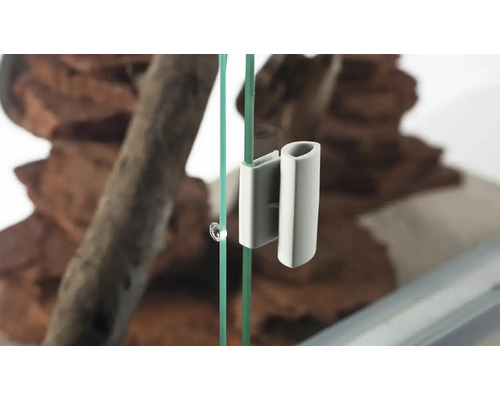 Detailansicht eines Terrariumverschlusses an einer Glasscheibe