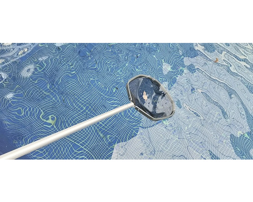 Schwimmbecken mit Kescher zur Reinigung