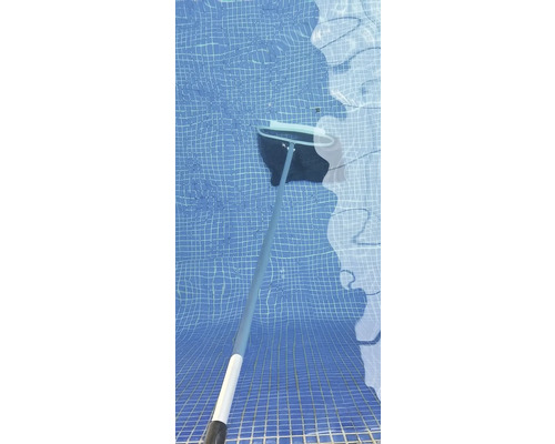 Poolreiniger im Einsatz unter Wasser zum Reinigen eines Pools