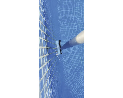Eine Schwimmbadbürste reinigt einen Swimmingpool.