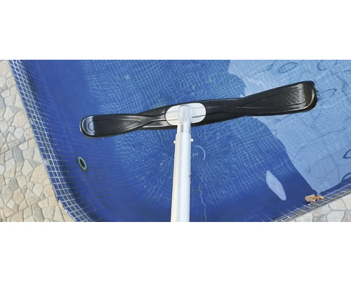 Poolbürste mit Teleskopstange zum Reinigen eines Schwimmbeckens.