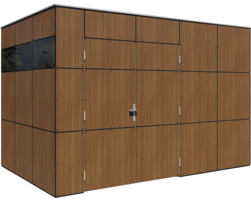 Holzfarbiger Geräteschuppen mit Tür und Fenster