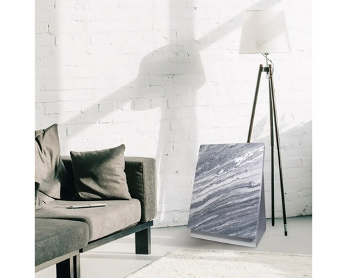 Szene mit Sofa, Stehlampe und Infrarotheizung mit Steinmuster