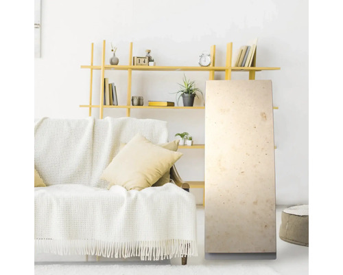 Heller Raum mit Sofa, Regal und Spiegel