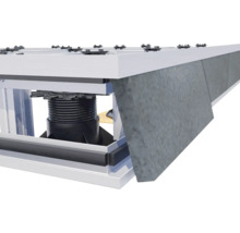 Detailansicht einer Terrassenunterkonstruktion mit Stelzlager und Randverkleidung.