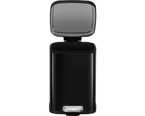 Schwarzer Treteimer mit geöffnetem Deckel für die Abfallentsorgung