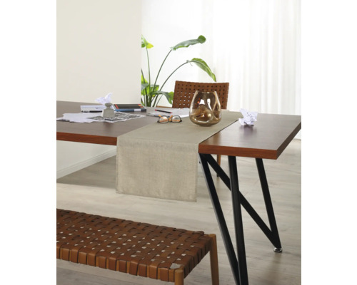 Esstisch mit Tischläufer, Dekoration und Sitzbank