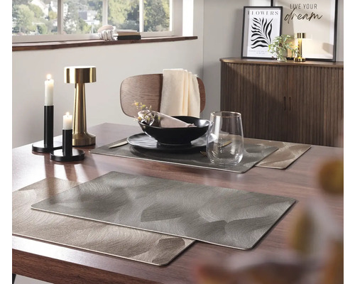 Esstisch mit Platzsets, Geschirr und Dekoration in einem Esszimmer