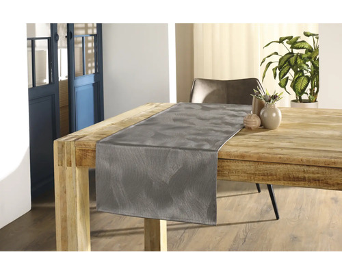 Holztisch mit grauem Tischläufer und Dekoration im Innenraum