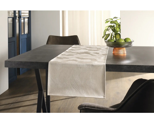 Esstisch mit Tischläufer und Dekoration