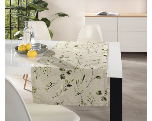 Szene mit einem Tischläufer mit Pflanzenmuster auf einem Esstisch