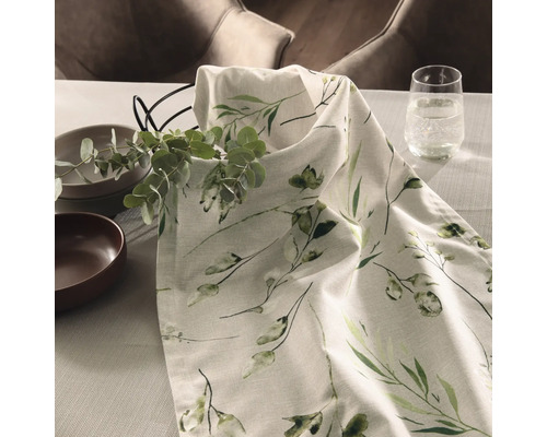 Tischdekoration mit Tischläufer, Geschirr und Glas