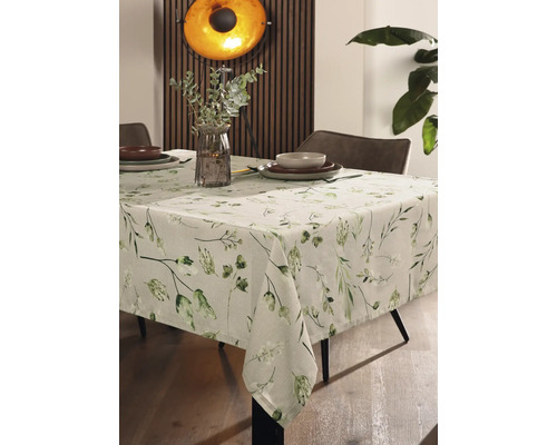 Gedeckter Esstisch mit Tischdecke mit Pflanzenmuster