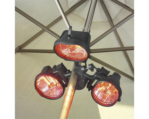 Terrassenstrahler mit drei Heizstrahlern unter einem Sonnenschirm montiert