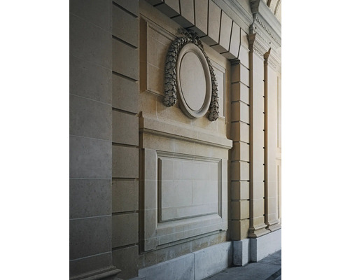 Detail einer Fassade mit ovalem Dekor und rechteckiger Verzierung