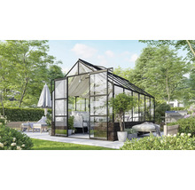 Gartenansicht mit Gewächshaus, Sitzgelegenheiten und Grillplatz