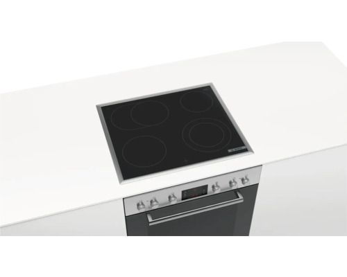 Einbauherd mit Glaskeramikkochfeld in einer hellen Küche