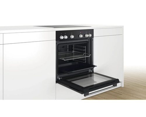 Einbauherd mit geöffneter Tür in einer weißen Küchenzeile