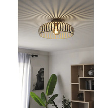 Deckenleuchte mit Holzlamellen und dekorativen Lichteffekten im Wohnraum.