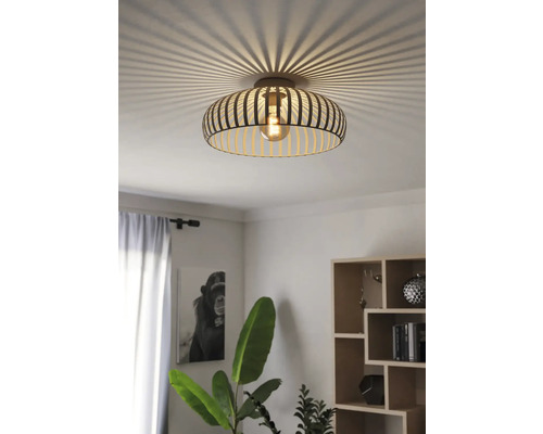 Deckenleuchte mit Holzlamellen und dekorativen Lichteffekten im Wohnraum.