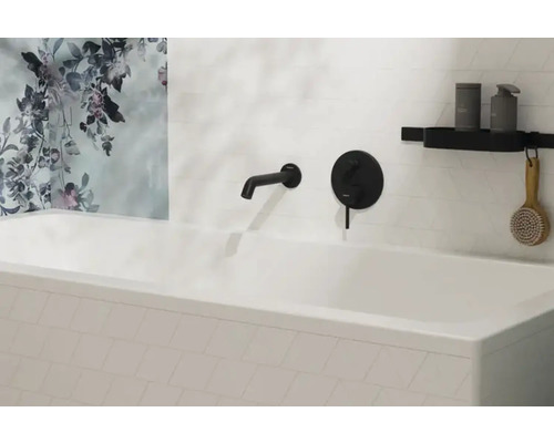 Badezimmer Szene mit Badewanne, Armatur und Accessoires