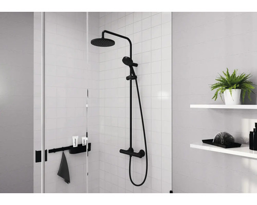 Duschbereich mit schwarzer Duschgarnitur, Ablage und weißen Regalen