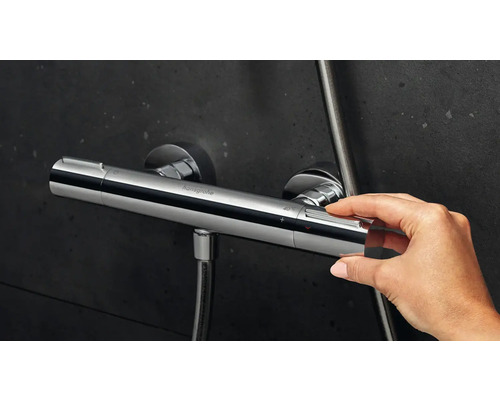 Nahaufnahme einer Hand, die einen Hansgrohe Duschthermostat bedient