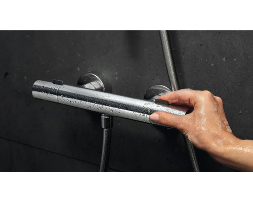 Aufnahme einer Hand, die einen Duschthermostat bedient