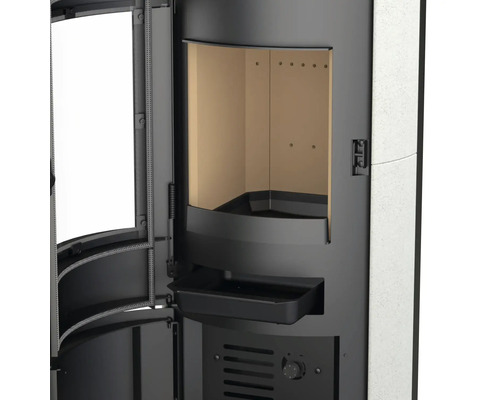 Detailansicht eines Kaminofens mit offener Tür