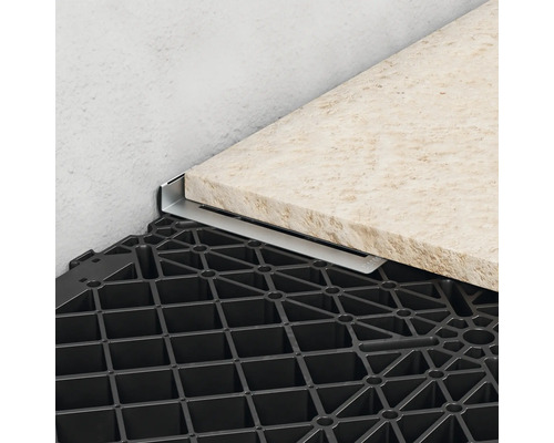 Detailansicht einer Duschrinne mit Ablaufrinne und Entwässerungssystem