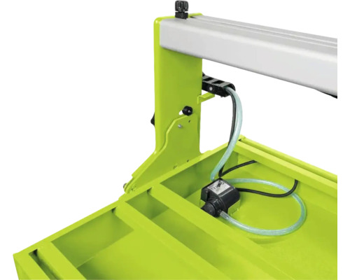 Detailansicht einer Fliesenschneidmaschine mit Wasserpumpe und Zuleitung
