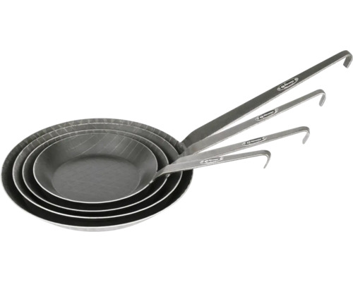 Set aus vier Stahlbratpfannen mit Griff