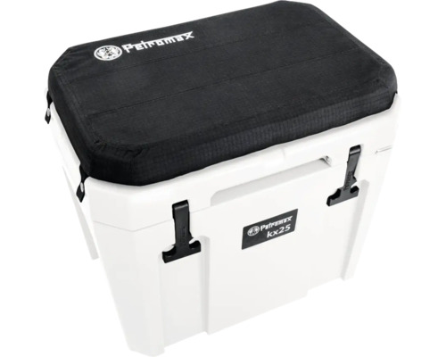 Weiße Kühlbox mit schwarzem Sitzkissen und Petromax Logo