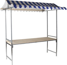 Marktstand mit blau-weiß gestreiftem Dach und Holztheke