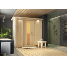 Holzsauna neben einer Dusche mit Glasabtrennung in einem Badezimmer mit Holzfußboden