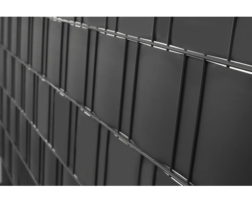 Nahaufnahme eines Doppelstabmattenzauns mit Sichtschutzstreifen.